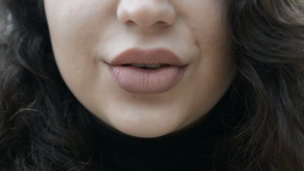 Bouche féminine et grandes lèvres féminines ferment — Video