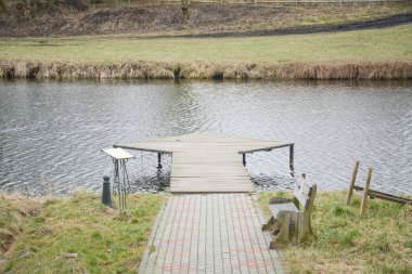 Rus köyünde gölet boyunca köprü var.