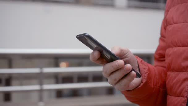 Mãos de homem usando um telefone inteligente — Vídeo de Stock