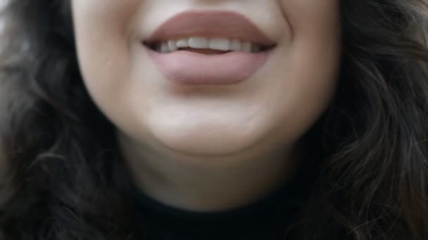 Extrême gros plan bouche féminine avec de grandes lèvres — Video