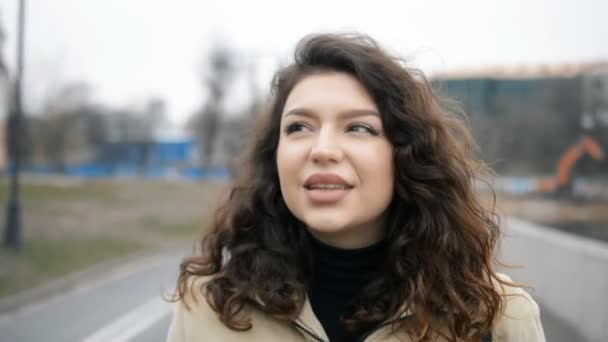 Дружелюбная к портретам кавказка на улице — стоковое видео