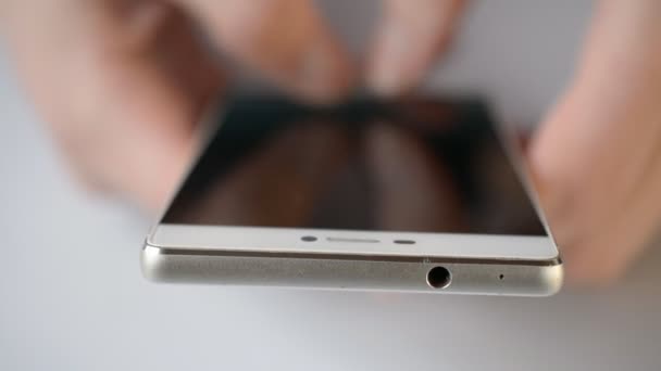 Gros plan sms écriture sur fond blanc 