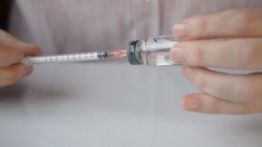 Laboratuvardaki hastalara tıbbi eller ve şırıngalar aşılanıyor. Coronovirus Covid-19 salgın konsepti.