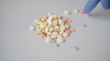 Doktorlar mavi eldiven verip renk haplarını sınıflandırıyorlar.