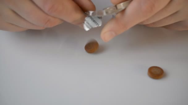 Les mains prennent des analgésiques sur une plaquette thermoformée — Video