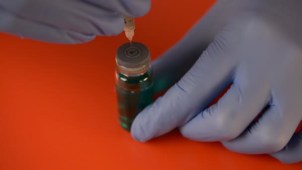 Coronovirus Covid-19 Impfstoff in Fläschchen mit Spritze und Nadel — Stockvideo