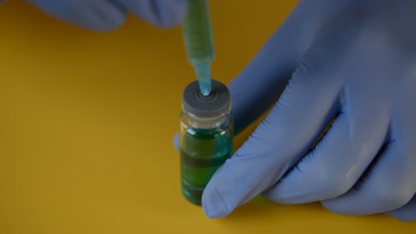 Nurse preparing a medicine in a vial, COVID-19 — Stock Video