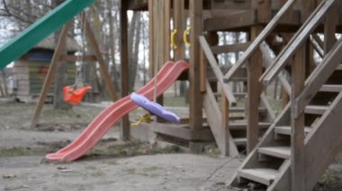 Çocukların oyun parkındaki boş salıncağın yakın çekim görüntüsü