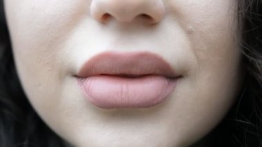 Kadın ağzı kapalı.