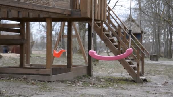 Emty Children Parque infantil columpios parque — Vídeos de Stock