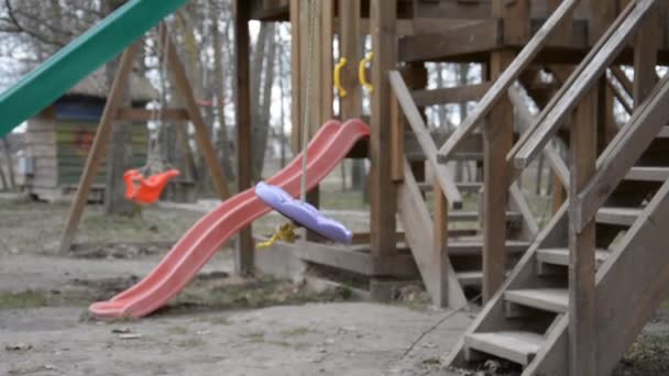 Imagens de close-up de balanço vazio no parque infantil — Vídeo de Stock