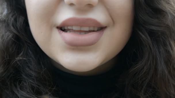 Bouche féminine souriante avec des dents blanches idéales — Video