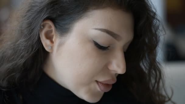 Портрет красивой девушки, которая смотрит на свой телефон — стоковое видео