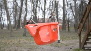 mpty kırmızı çocukların salıncakları hareket ediyor