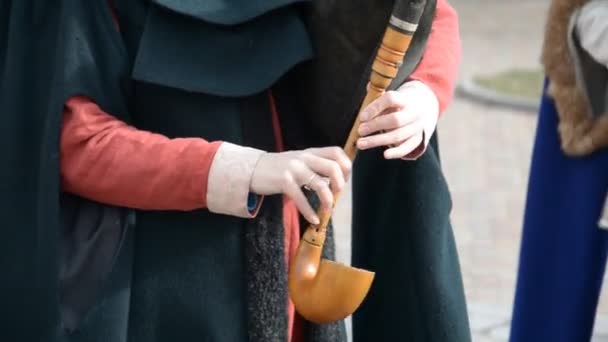 一个吹风笛的人的手 — 图库视频影像