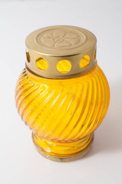 Sarı mum muhbiri beyaz arkaplanda izole edildi