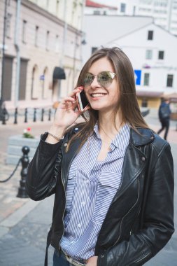 Kız şehirde her zaman arkadaşıyla konuşur.