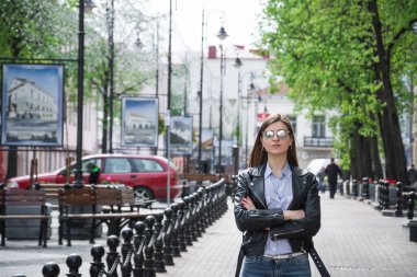 Açık havada şık bir genç kadının portresi, yaşam tarzı konsepti.