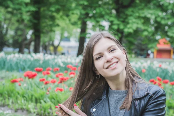 Retrato Chica Muy Hermosa Parque Verano Sobre Fondo Tulipanes Rojos —  Fotos de Stock