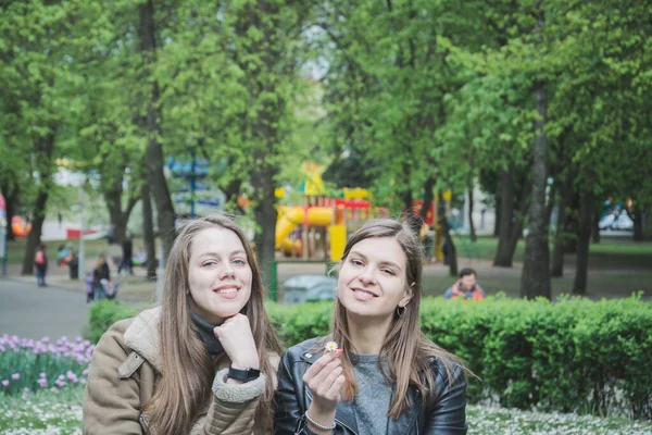 Zwei Mädchen Park Auf Dem Rasen Lifestylekonzept — Stockfoto