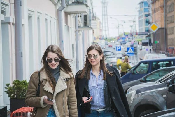 Dos Mujeres Moda Caminando Calle Concepto Estilo Vida — Foto de Stock