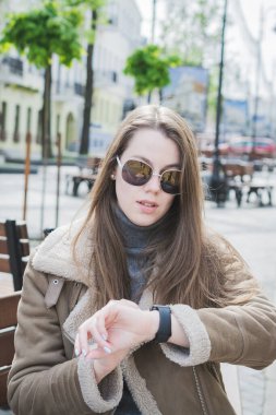 Mükemmel beyaz kadın model bahar zamanının şehir portresi