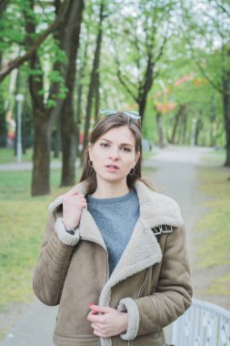 Güzel bir kızın bahar fotoğrafı, yaşam tarzı konsepti.