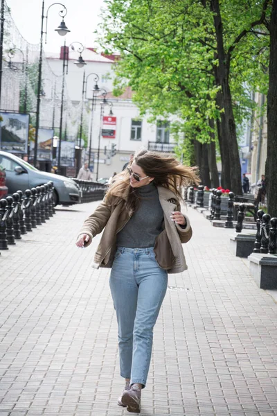 Hermosa Chica Camina Por Calle Primavera — Foto de Stock