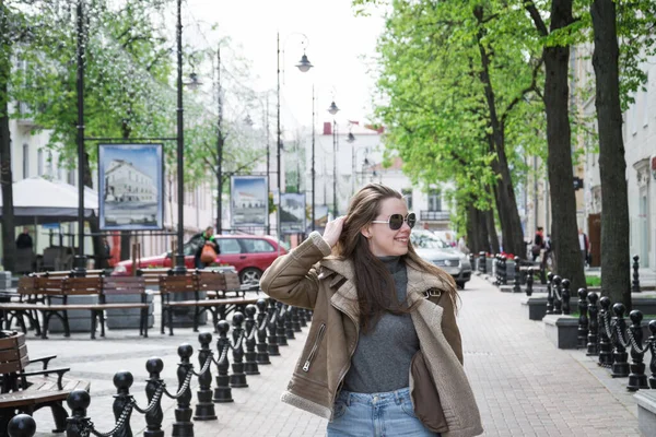 Giovane Bella Ragazza Eleganti Vestiti Eleganti Piedi Strada Della Città — Foto Stock