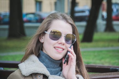 İş kadını cep telefonuyla konuşuyor.