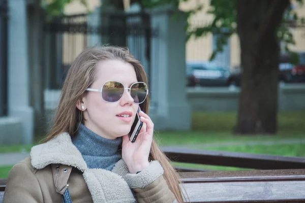 Mujer de negocios hablando en su teléfono móvil — Foto de Stock