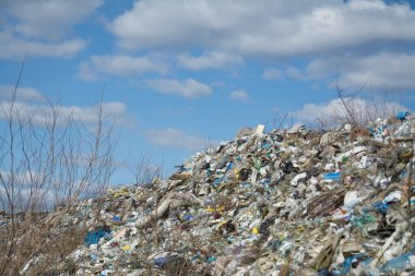 Kentsel ve endüstriyel bölgelerden ve mavi gökyüzünden gelen plastik atık dağı
