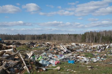 Şehir manzarasında bir çöp yığını