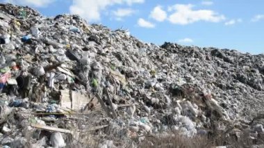 Plastik atık insan hayatı, çöplük mavi gökyüzü arka planında