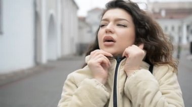 Güzel bir kadın portresi Eski Avrupa şehrinde açık havada yürüyor