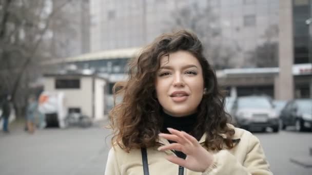 Vrij Kaukasisch meisje gezicht — Stockvideo