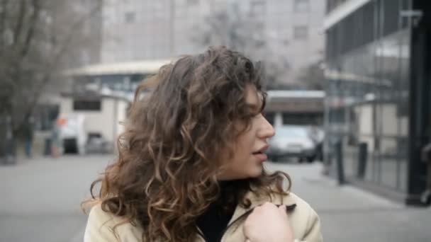 Muito jovem rosto menina em uma rua da cidade — Vídeo de Stock