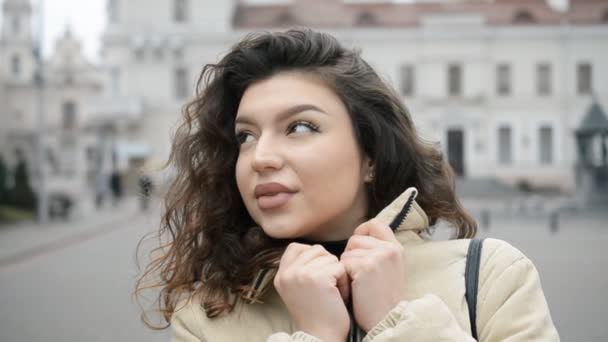 Hermosa chica morena retrato mirando a la cámara y sonriendo en el clima nublado al aire libre — Vídeo de stock