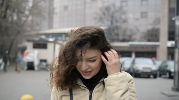 Hübsche Frau Porträt urbanen Lebensstil — Stockvideo