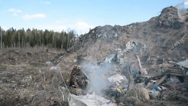 Міський звалище, забруднення навколишнього середовища, концепція людських відходів — стокове відео