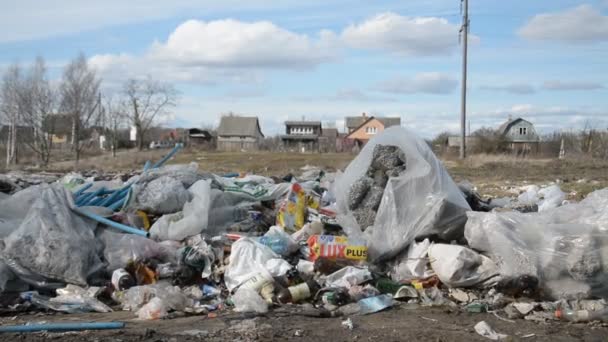 Беларусь - 20 марта 2020 года: Пластиковая свалка мусора в деревне — стоковое видео