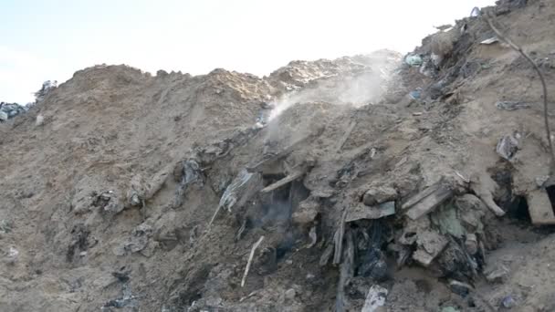 Quema de basura volcado concepto de contaminación humana — Vídeo de stock