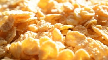 Yavaş çekim arkaplanı ve dokusu üzerinde dönen mısır gevrekleri