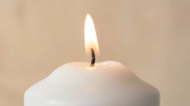Ahşap arka planda beyaz mum alevi