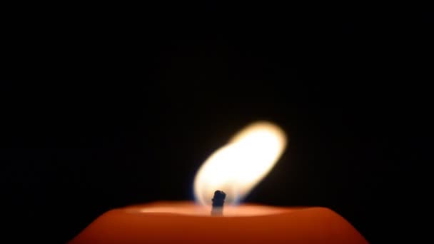 Красная свеча пламя на черном фоне — стоковое видео