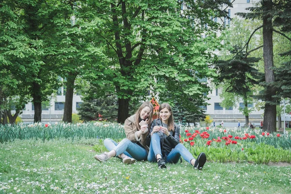 Stylische Mädchen Freien Auf Der Stadtparkwiese Lächeln — Stockfoto