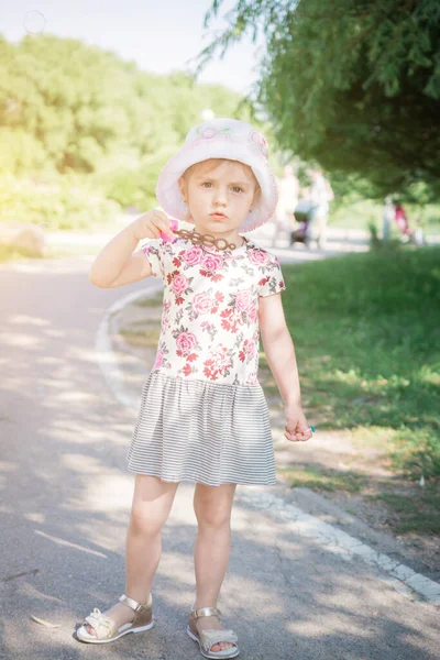 Klein Meisje Blazen Zeepbellen Zomer Park — Stockfoto