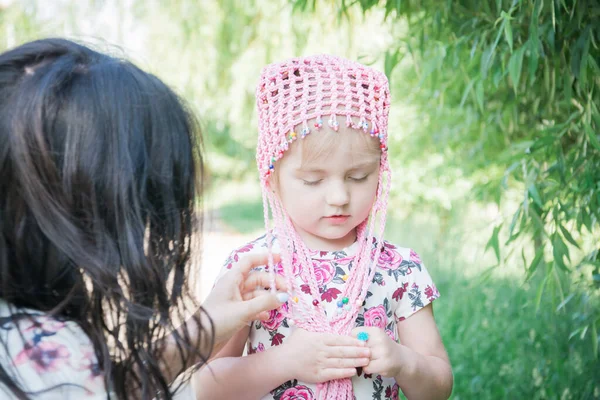 Feliz Madre Cariñosa Niña Abrazando Fondo Verano Aire Libre Primer — Foto de Stock