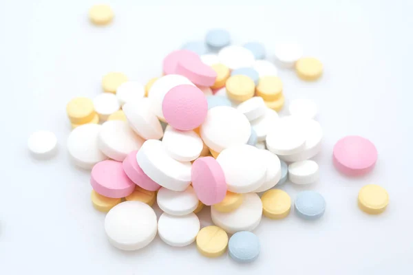 錠剤の概念によるコロナウイルス治療白い背景に着色された錠剤のスライド — ストック写真