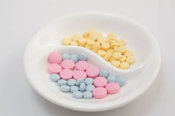 白い背景に様々な麻薬性の丸薬が入った小皿 — ストック写真